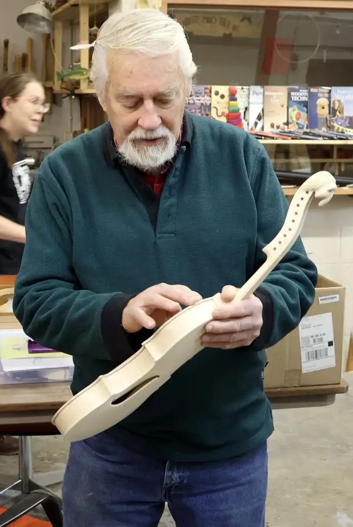 633773-20231130-hardanger-fiddle-builders-01-webp1400